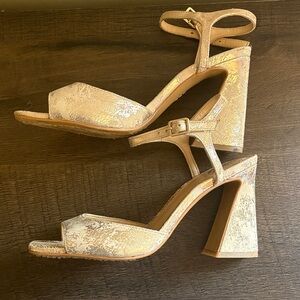 VGUC Vince Camuto Nude w Gold Flake Ankle-Strap Block Heels Sandals 6.5